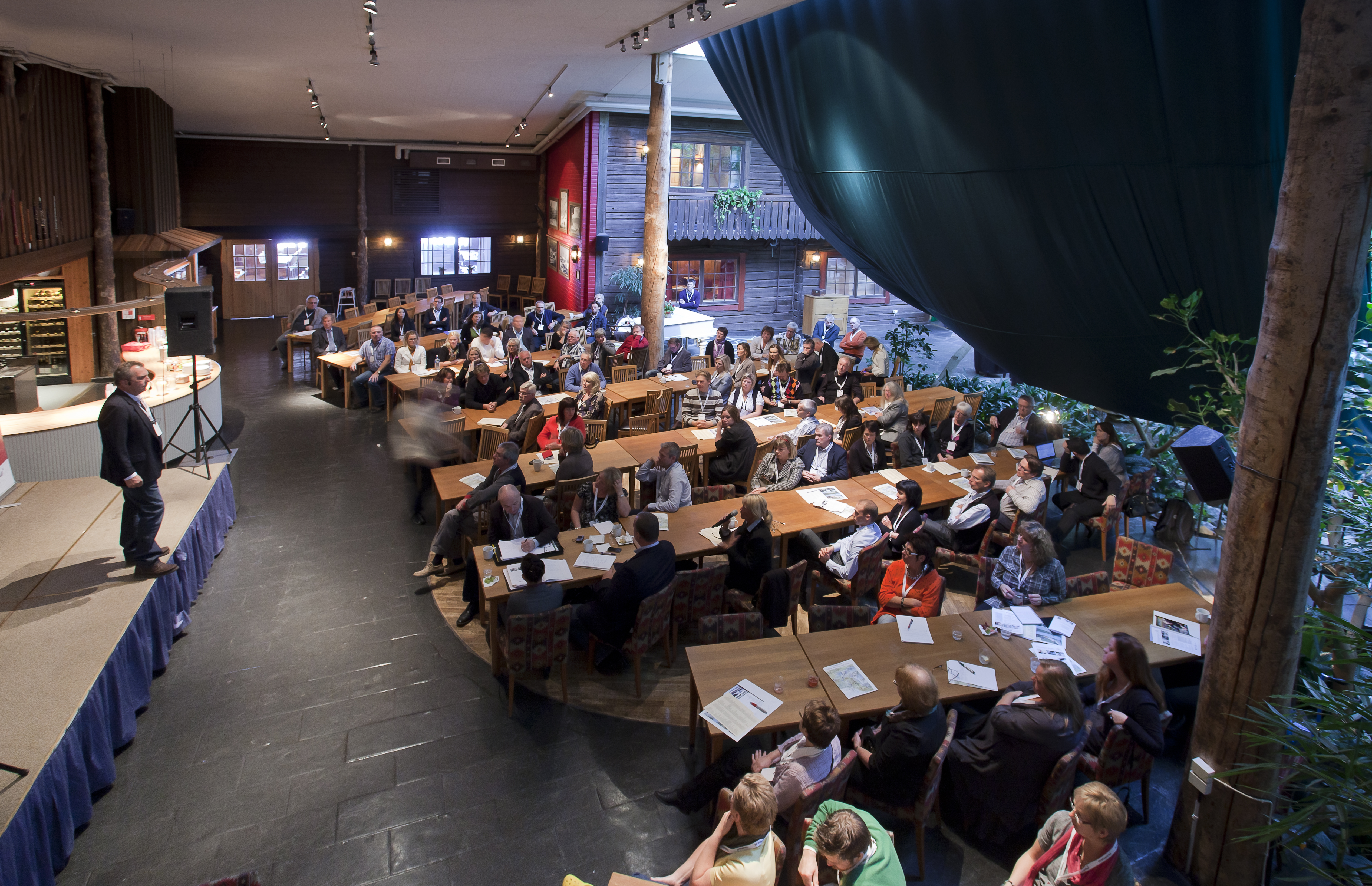 <p>Konferera i någon av de större konferenslokalerna som finns eller varför inte i stugan. Vi hjälper er till en lyckad konferens i Vemdalen.</p>